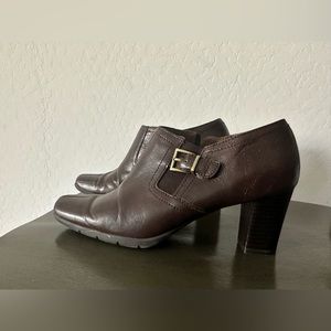 Aerosoles Womens brown faux leather Anke boots with 2.5 inch pump